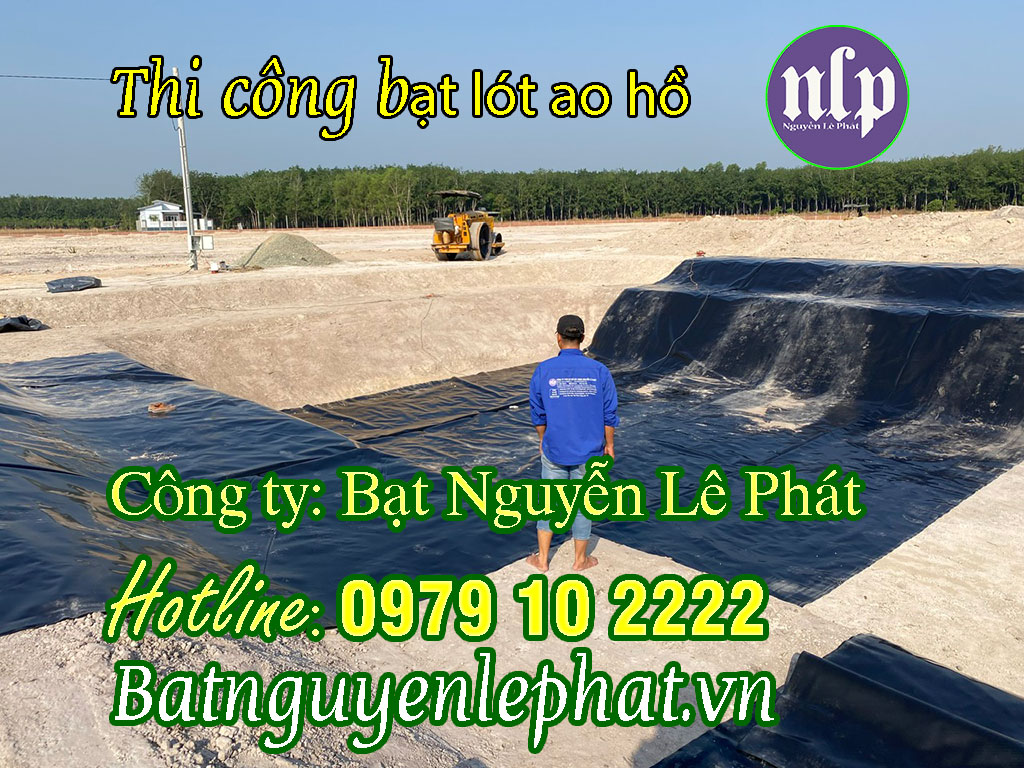 Gần góc hồ, chân bạt được chôn cố định bằng rãnh và cát kênh mép